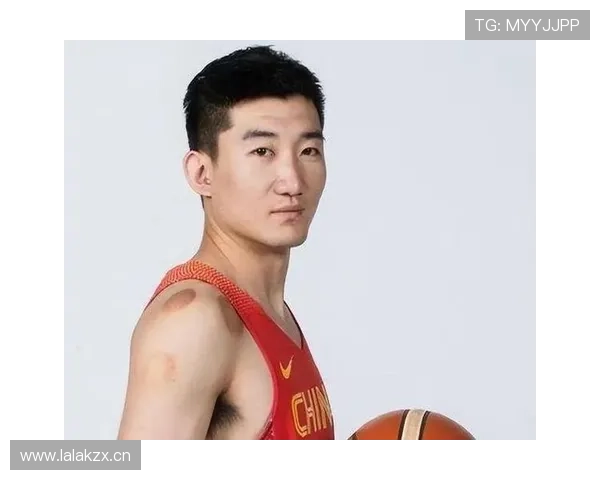 孙铭徽训练结束还能去大牌咖啡厅坐两个小时，这画风好反差啊