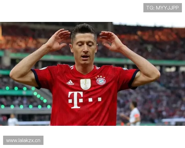 莱万每天吃秤上称的饭，自律到连冰箱都怕他